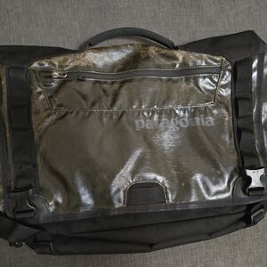 Patagonia black hole messenger bag
